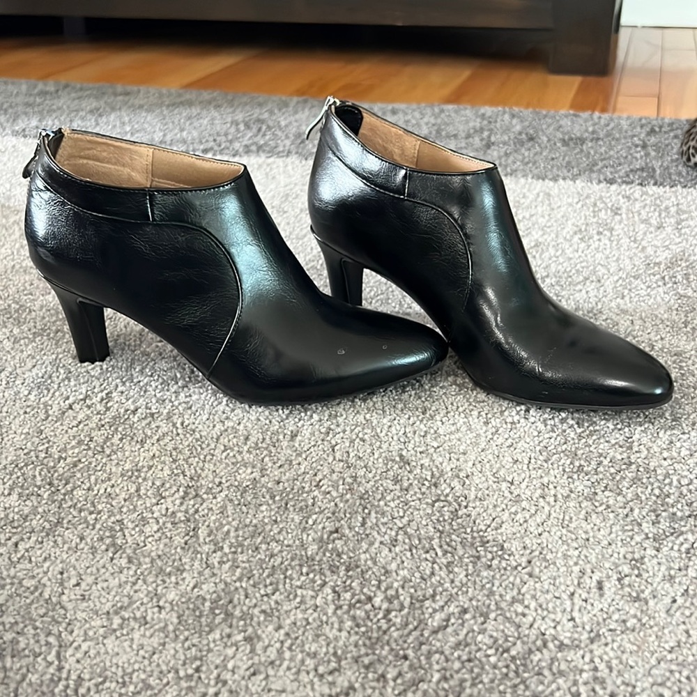 Life Stride comfy system Black Booties. Super comfy. Zipper back w/3 in heel.